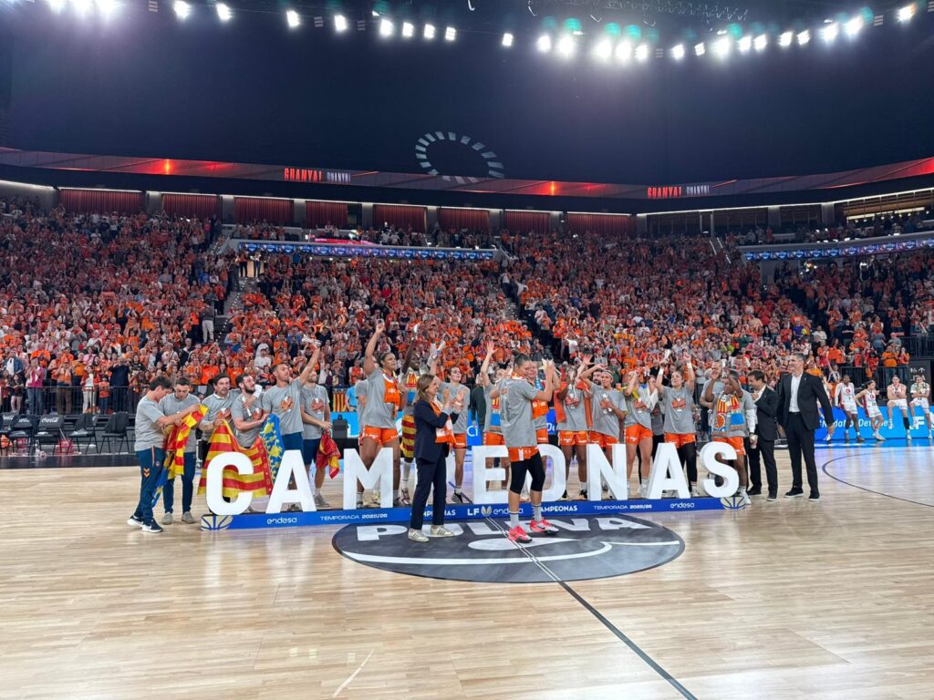 El Valencia Basket hace historia y conquista su cuarta Liga consecutiva en un final epico en el Roig Arena 6