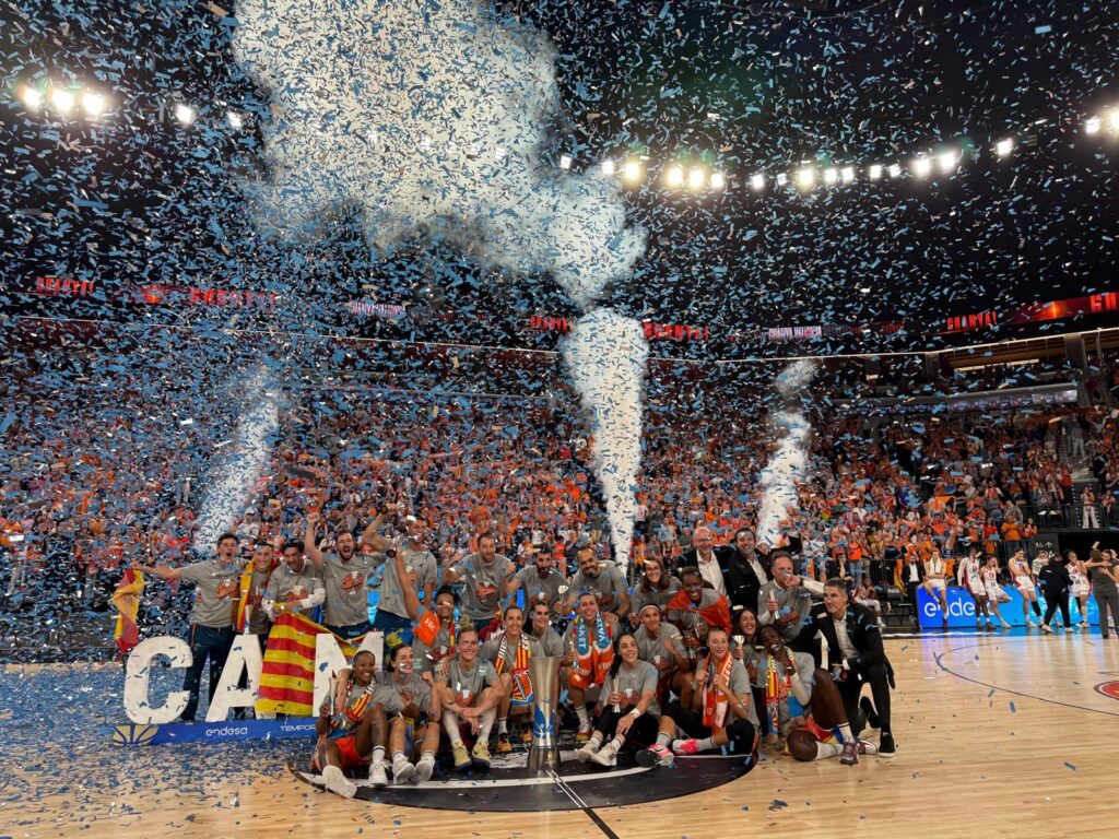 El Valencia Basket hace historia y conquista su cuarta Liga consecutiva en un final epico en el Roig Arena 7