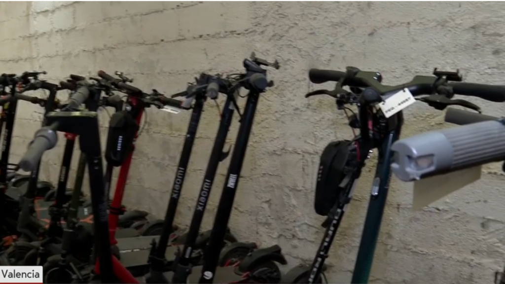 El deposito de automoviles de Valencia un cementerio de patinetes 1 1