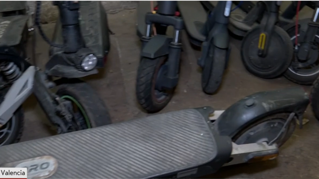 El deposito de automoviles de Valencia un cementerio de patinetes 4 1