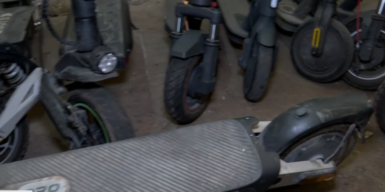 La Policía Local de Benidorm intercepta un patinete trucado a 104 km/h tras una persecución de 2 km 1 La Policía Local de Benidorm intercepta un patinete trucado a 104 km/h tras una persecución de 2 km