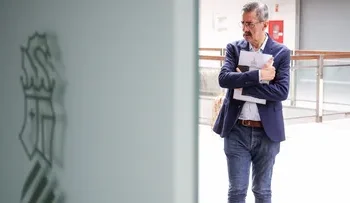 El juez cita como investigado al excomisionado de la dana José María Ángel por la supuesta falsedad de su título