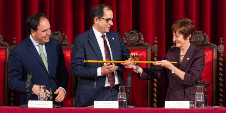 Juan Luis Gandía asume el rectorado de la Universitat de Valéncia con una firme defensa del humanismo, la ciencia y la ética cívica