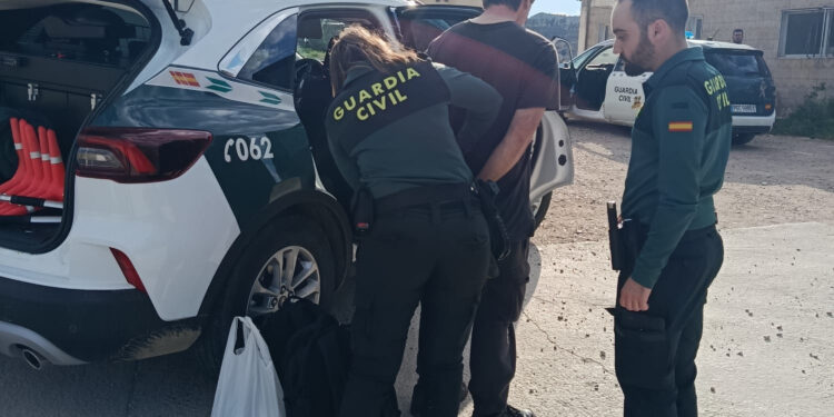 La Guardia Civil detiene en Ademuz a tres hombres por robar una tonelada de cable de cobre de líneas telefónicas