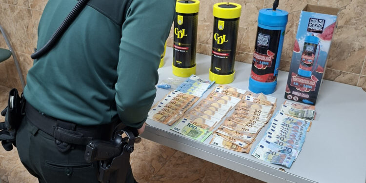 La Guardia Civil detiene a un joven con cuatro botellas de ‘gas de la risa’ en Beniparrell