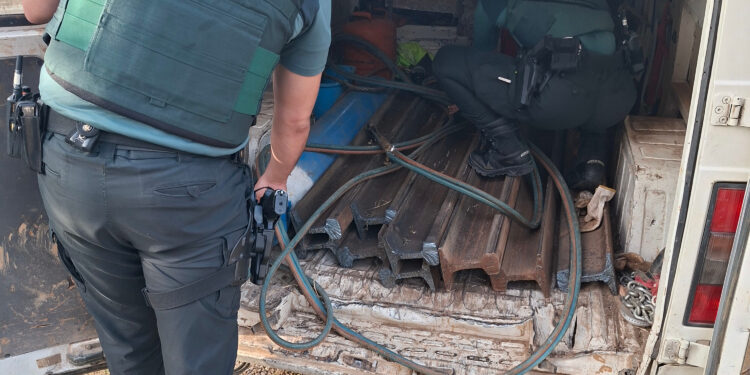 Detenidos en Silla por robar 2.000 kilos de carril ferroviario tras cortar las vías con soplete