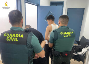 La Guardia Civil detiene en Carlet a dos hombres acusados de varios robos de cadenas de oro por el método del tirón