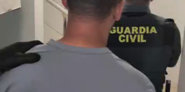 Detenidos por hurtar el teléfono móvil a su propio intérprete en los juzgados de Carlet