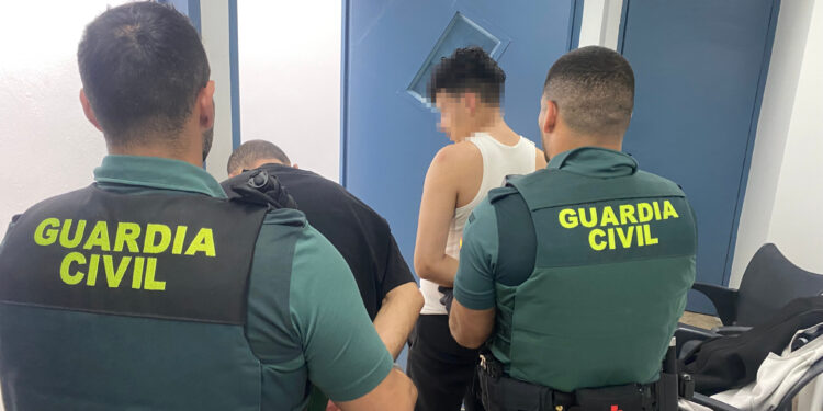 La Guardia Civil detiene en Carlet a dos hombres acusados de varios robos de cadenas de oro por el método del tirón