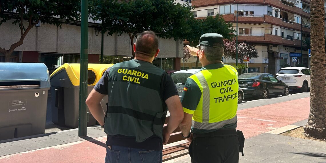 La Guardia Civil rescata a una mujer atrapada en el incendio de su vivienda en Gandía