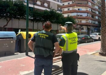La Guardia Civil rescata a una mujer atrapada en el incendio de su vivienda en Gandía
