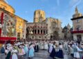 Los pies más jóvenes de Valencia bailan ante la Mare de Déu dels Desamparats