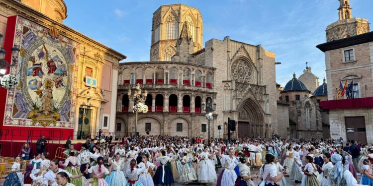 Los pies más jóvenes de Valencia bailan ante la Mare de Déu dels Desamparats