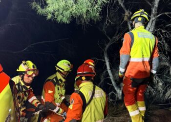 Rescate nocturno en Bétera: Bomberos salvan a un motorista tras caer por un barranco de 20 metros