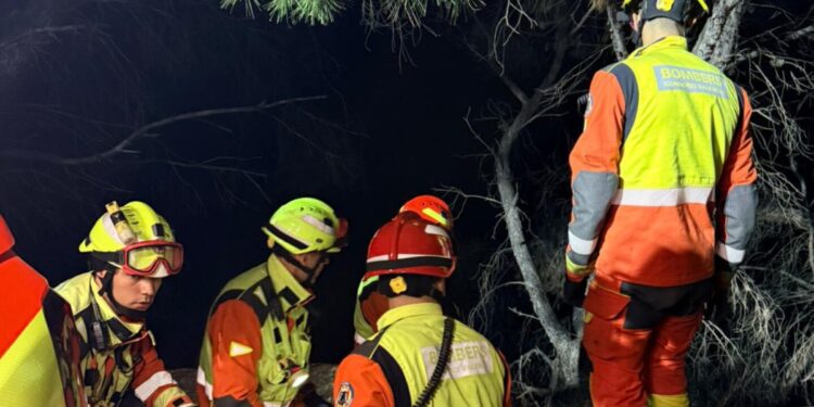 Rescate nocturno en Bétera: Bomberos salvan a un motorista tras caer por un barranco de 20 metros