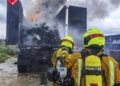 Rápida intervención de los bomberos evita la propagación de un incendio en una planta de reciclaje de Villena