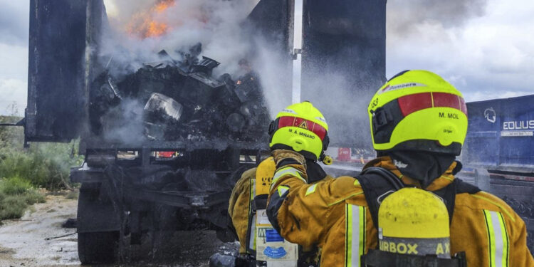 Rápida intervención de los bomberos evita la propagación de un incendio en una planta de reciclaje de Villena