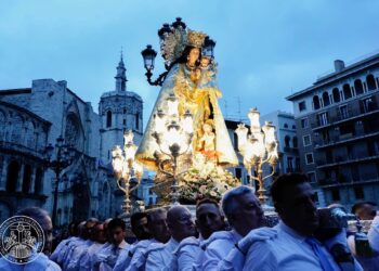 Valencia se estremece con el fervor del Rosario de la Aurora