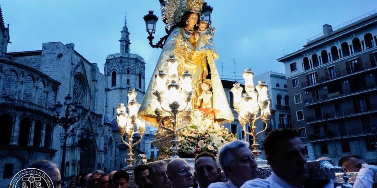 Valencia se estremece con el fervor del Rosario de la Aurora