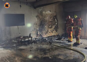 Susto en el centro de Ontinyent: Un incendio en un local parroquial moviliza a los bomberos