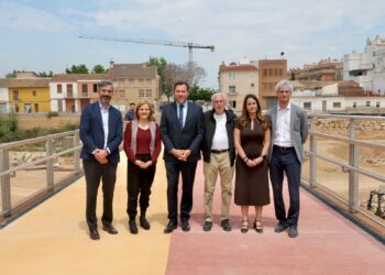 Picanya inaugura la nueva pasarela sobre el barranco del Poyo tras año y medio de la #DANA