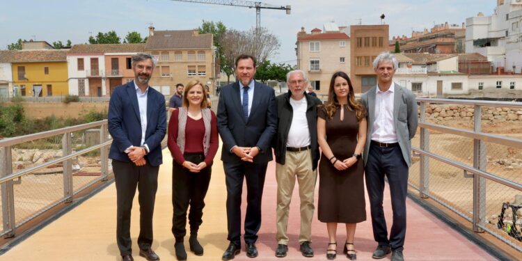 Picanya inaugura la nueva pasarela sobre el barranco del Poyo tras año y medio de la #DANA