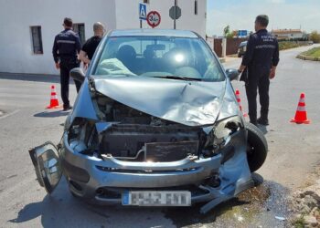 Aparatosa colisión en Alboraya por saltarse un STOP con varios vehículos implicados