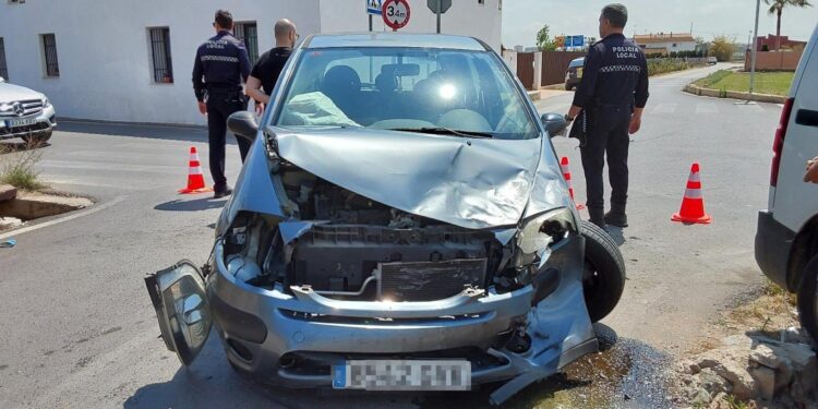 Aparatosa colisión en Alboraya por saltarse un STOP con varios vehículos implicados