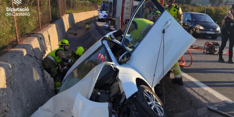 Liberada una conductora tras sufrir un accidente de tráfico en Onda (Castellón) 1 Liberada una conductora tras sufrir un accidente de tráfico en Onda (Castellón)