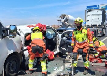 Dos personas atrapadas tras un grave accidente de tráfico en la V-30 a la altura de Chirivella