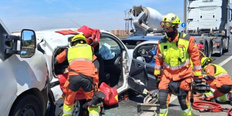 Dos personas atrapadas tras un grave accidente de tráfico en la V-30 a la altura de Chirivella 1 Dos personas atrapadas tras un grave accidente de tráfico en la V-30 a la altura de Chirivella