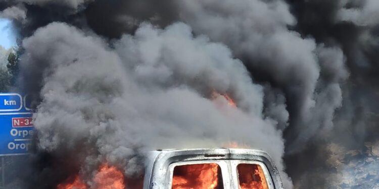 Susto en la AP-7 a la altura de Oropesa por el incendio de un vehículo