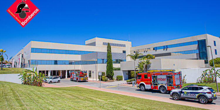 Controlado y extinguido un incendio en el Hospital de Torrevieja tras un rápido despliegue de emergencias