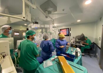 El Hospital Clínico de Valencia alcanza las 1.000 cirugías robóticas con el sistema Da Vinci en tiempo récord