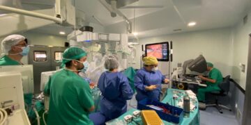 El Hospital Clínico de Valencia alcanza las 1.000 cirugías robóticas con el sistema Da Vinci en tiempo récord