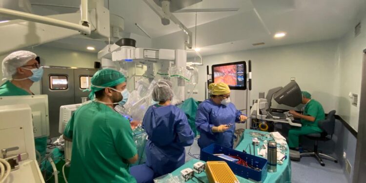 El Hospital Clínico de Valencia alcanza las 1.000 cirugías robóticas con el sistema Da Vinci en tiempo récord