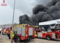 Grave incendio industrial en La Vall d'Alba: Colapso de estructura y desalojos masivos del polígono industrial
