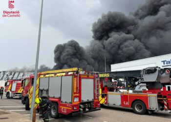 Grave incendio industrial en La Vall d'Alba: Colapso de estructura y desalojos masivos del polígono industrial