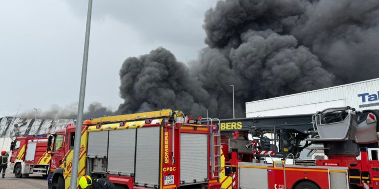 Grave incendio industrial en La Vall d'Alba: Colapso de estructura y desalojos masivos del polígono industrial
