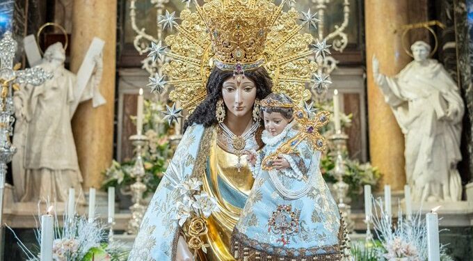 Valencia se prepara para el fervor del Besamanos: la cita más íntima con la "Geperudeta"