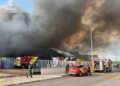 Los bomberos logran perimetrar el incendio industrial de La Vall d’Alba, aunque el fuego sigue activo