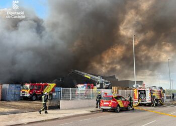 Los bomberos logran perimetrar el incendio industrial de La Vall d’Alba, aunque el fuego sigue activo