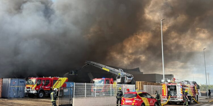 Los bomberos logran perimetrar el incendio industrial de La Vall d’Alba, aunque el fuego sigue activo