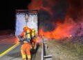 Un incendio en un camión en la A-35 moviliza a los bomberos y afecta a la vegetación en Moixent