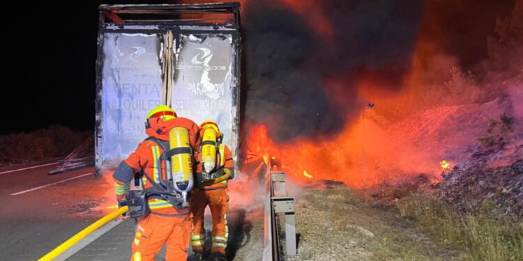 Un incendio en un camión en la A-35 moviliza a los bomberos y afecta a la vegetación en Moixent