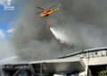 El incendio industrial de La Vall d’Alba evoluciona de forma positiva pero continúa activo