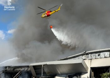 El incendio industrial de La Vall d’Alba evoluciona de forma positiva pero continúa activo