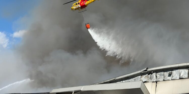 El incendio industrial de La Vall d’Alba evoluciona de forma positiva pero continúa activo