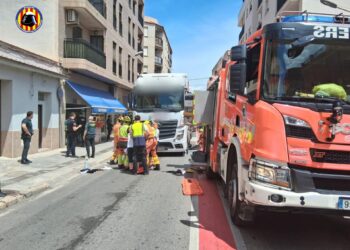 Una anciana es rescatada tras quedar atrapada bajo un camión en Vilamarchant