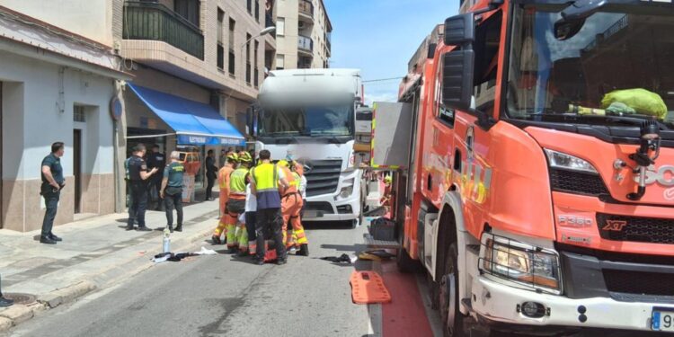 Una anciana es rescatada tras quedar atrapada bajo un camión en Vilamarchant 1 Una anciana es rescatada tras quedar atrapada bajo un camión en Vilamarchant